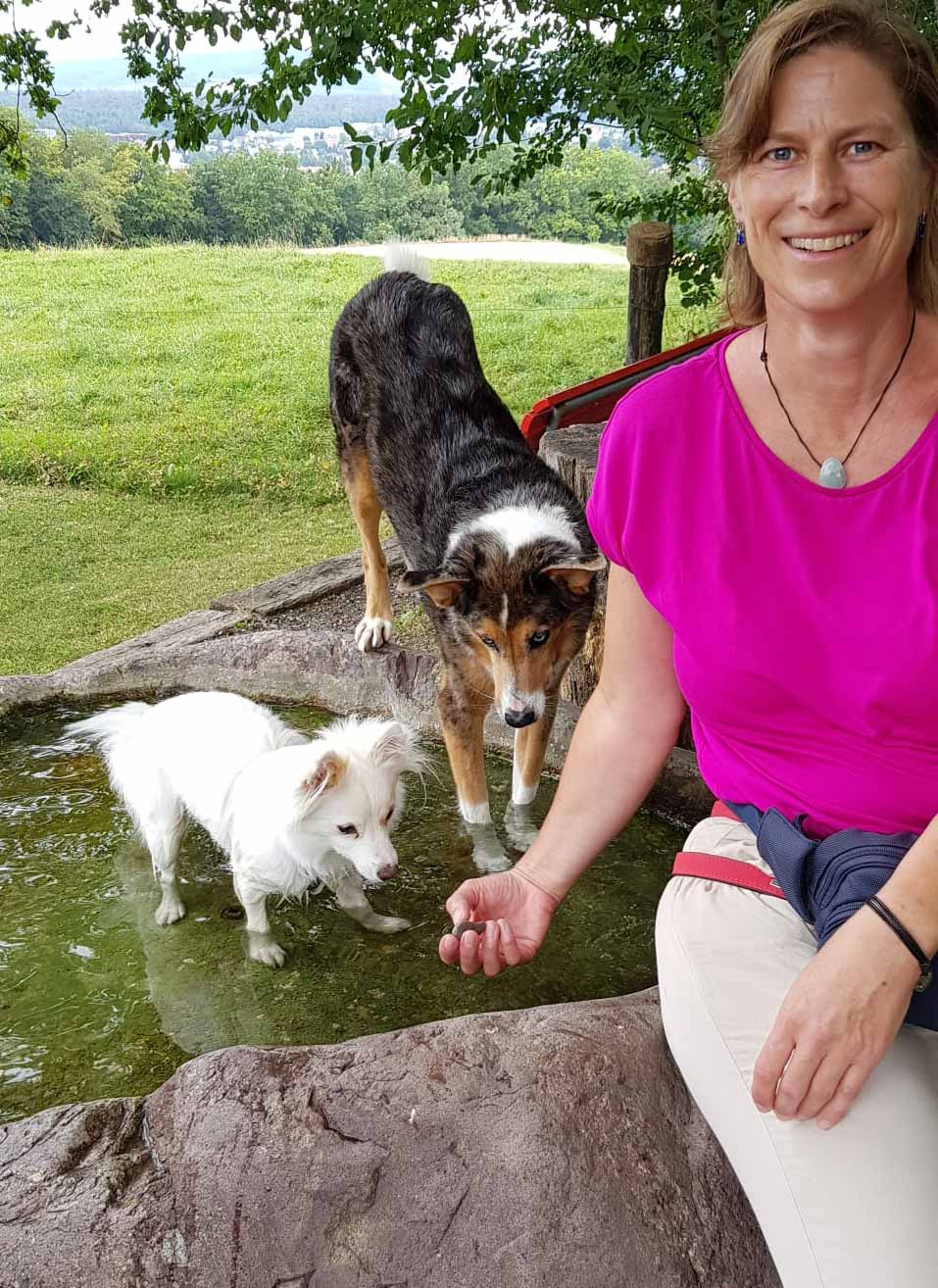Claudia mit Nana und Brici am Brunnen